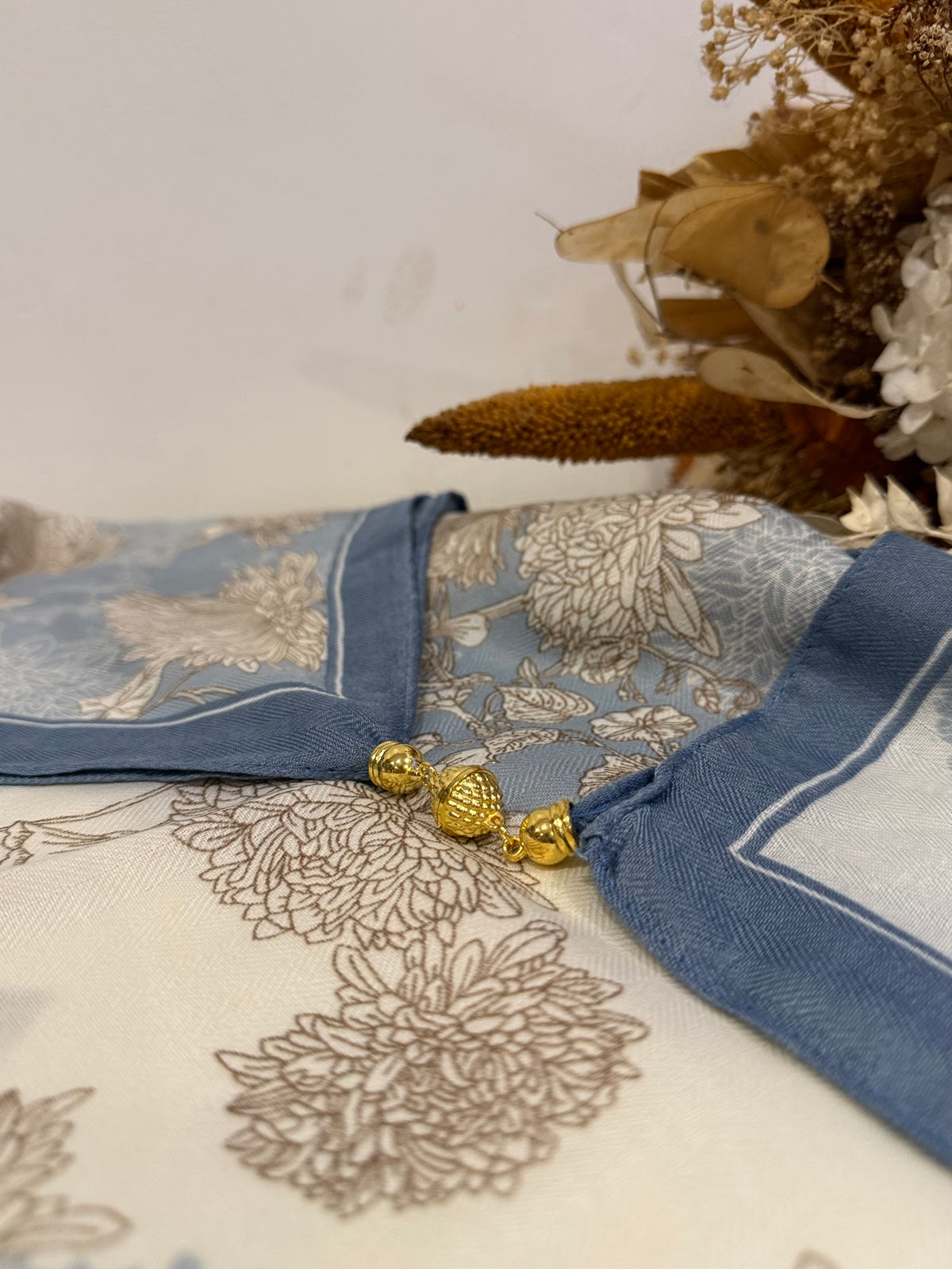 ✨ Foulard carré à aimant – L’élégance facile au quotidien