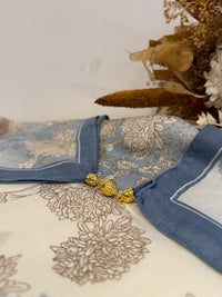 ✨ Foulard carré à aimant – L’élégance facile au quotidien
