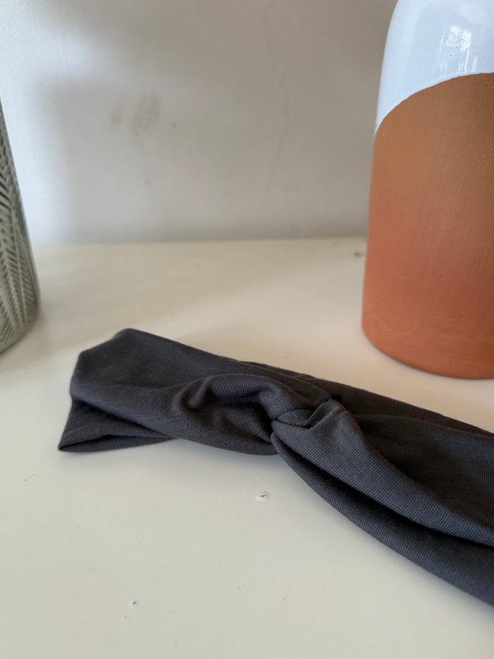 ✨ Bandeau cheveux noué – L’allié des matins pressés