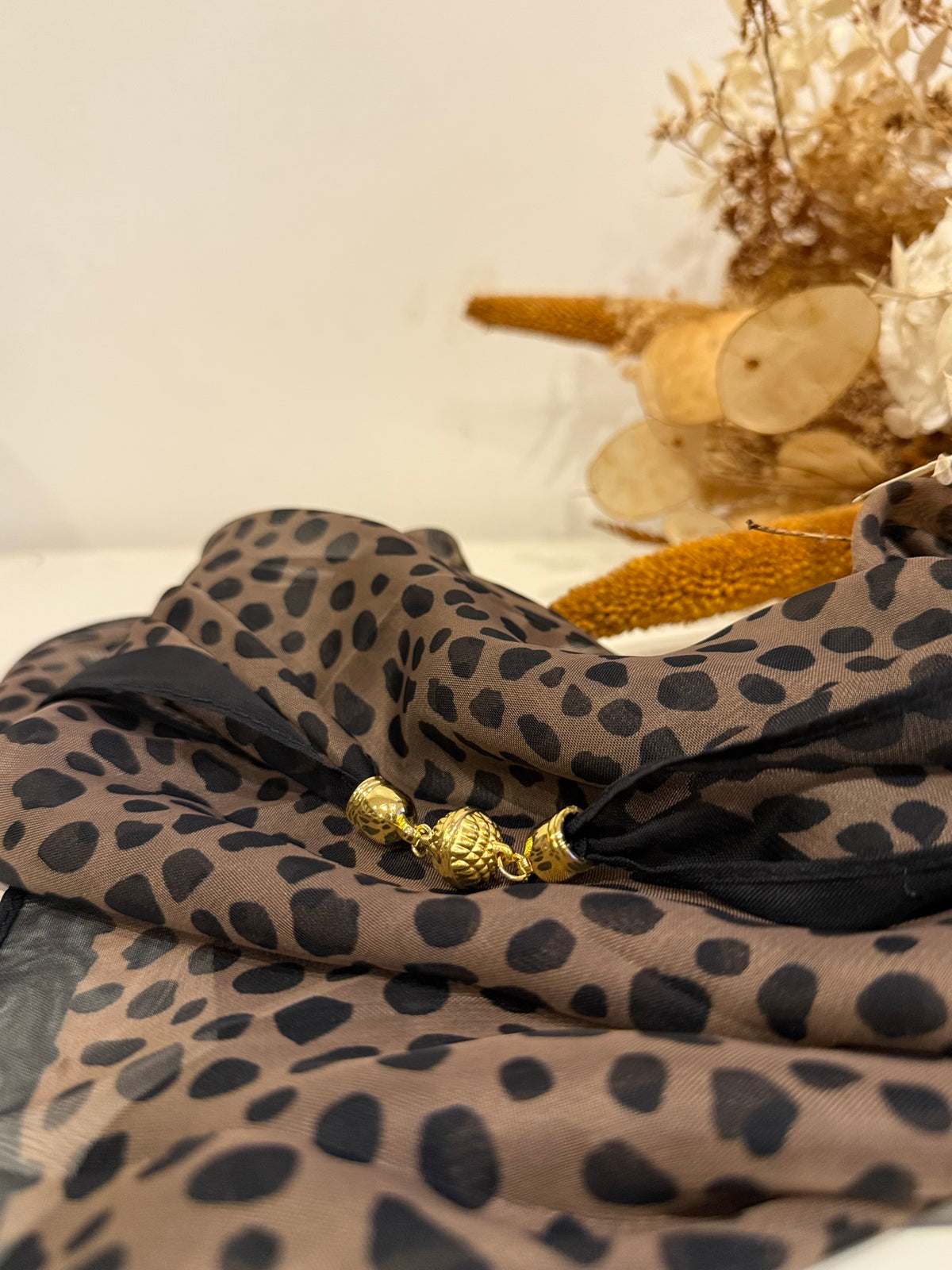 ✨ Foulard carré à aimant – L’élégance facile au quotidien