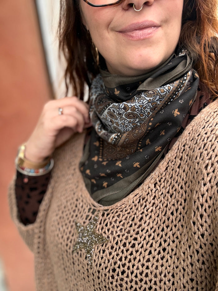 Foulard carré femme imprimé en viscose – 85 × 85 cm