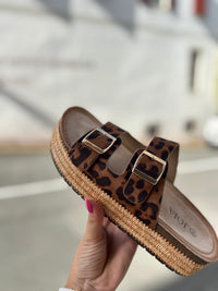 Mules Femme Imprimé Léopard – Triple Bride Boucles Dorées & Semelle Raphia Plateforme