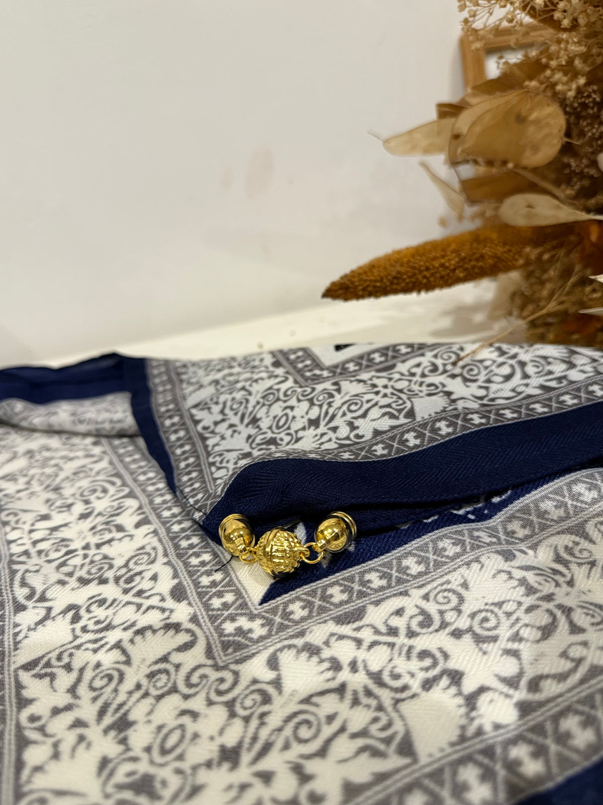 ✨ Foulard carré à aimant – L’élégance facile au quotidien