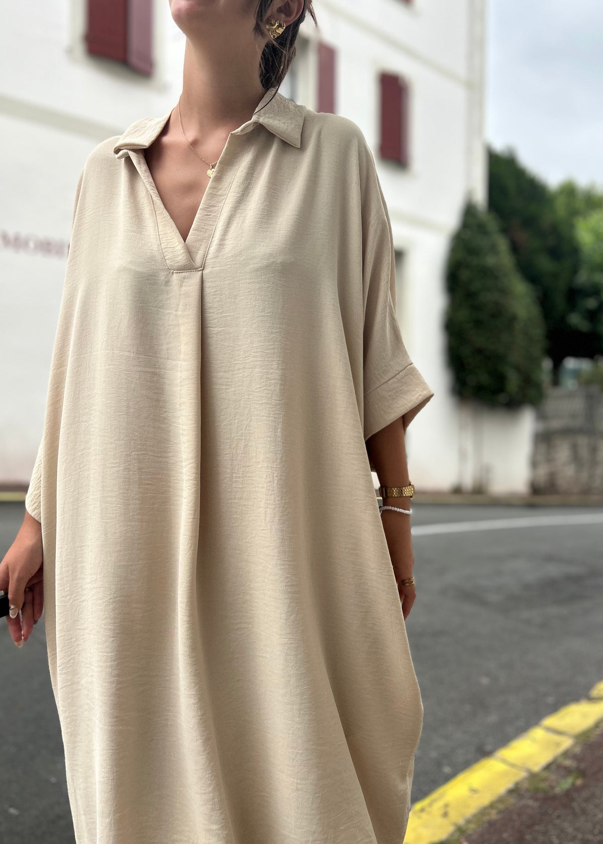 Robe oversize col V coloris sable – vue de face