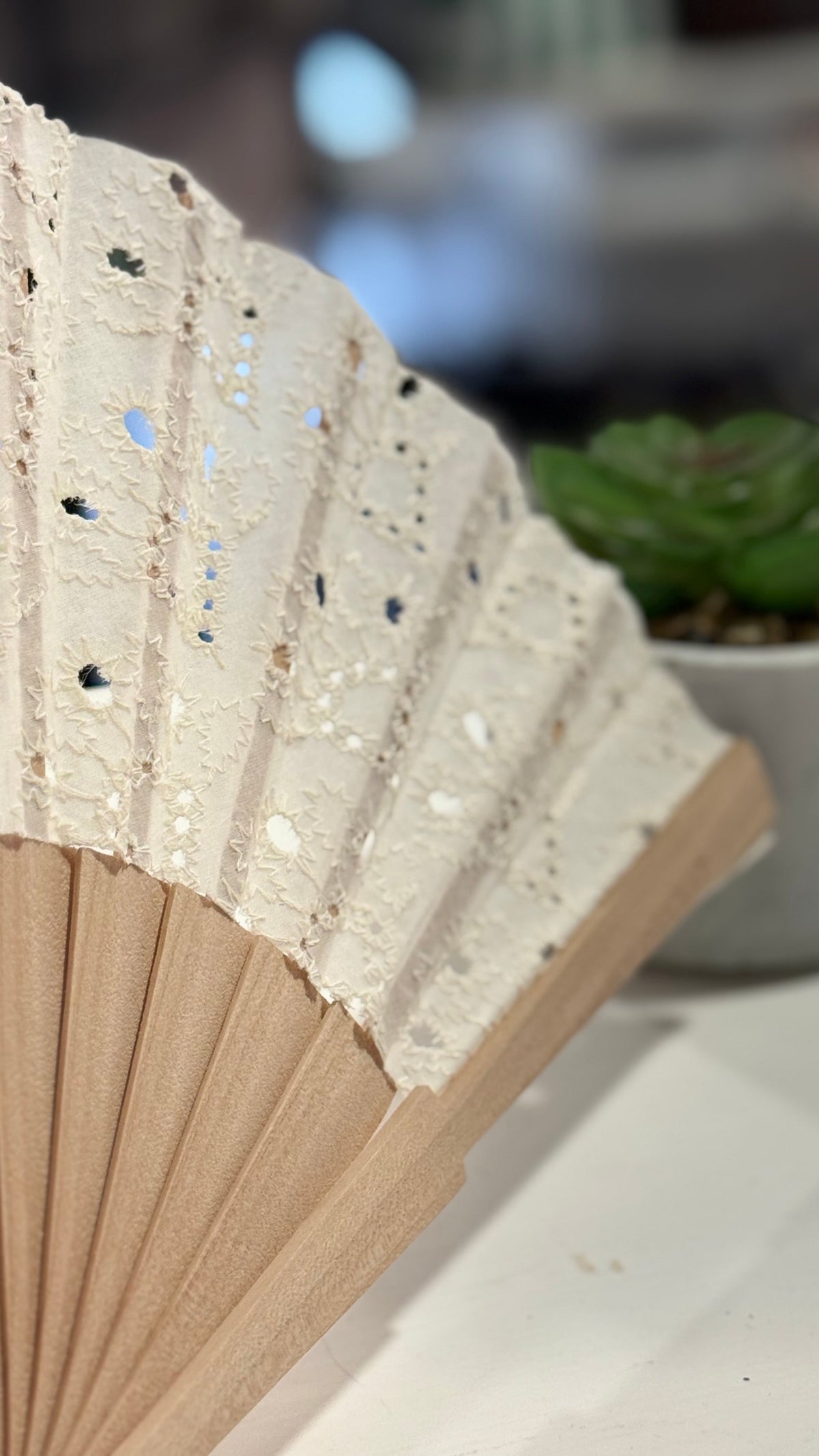 Éventail en bois dentelle anglaise