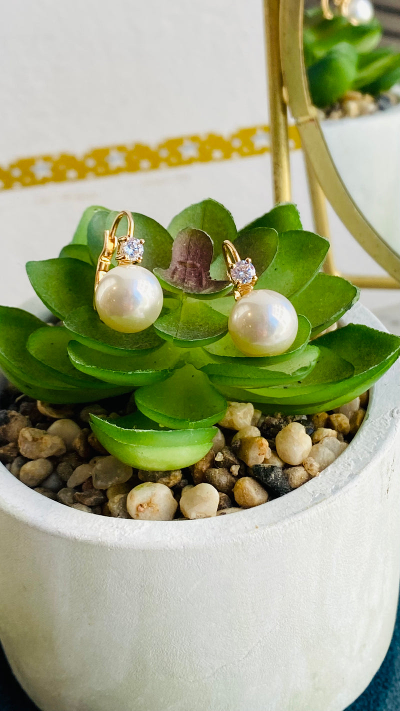 Boucles d’oreilles- Dormeuse en plaqué or . Perle