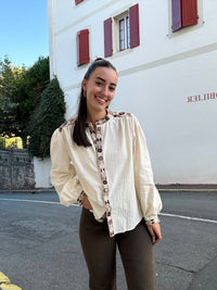 Chemise écrue brodée femme en coton, fleurs marron et taupe