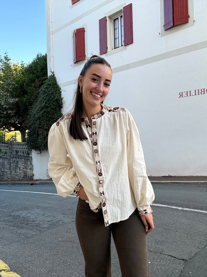 Chemise écrue brodée femme en coton, fleurs marron et taupe