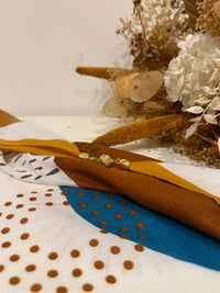 ✨ Foulard carré à aimant – L’élégance facile au quotidien