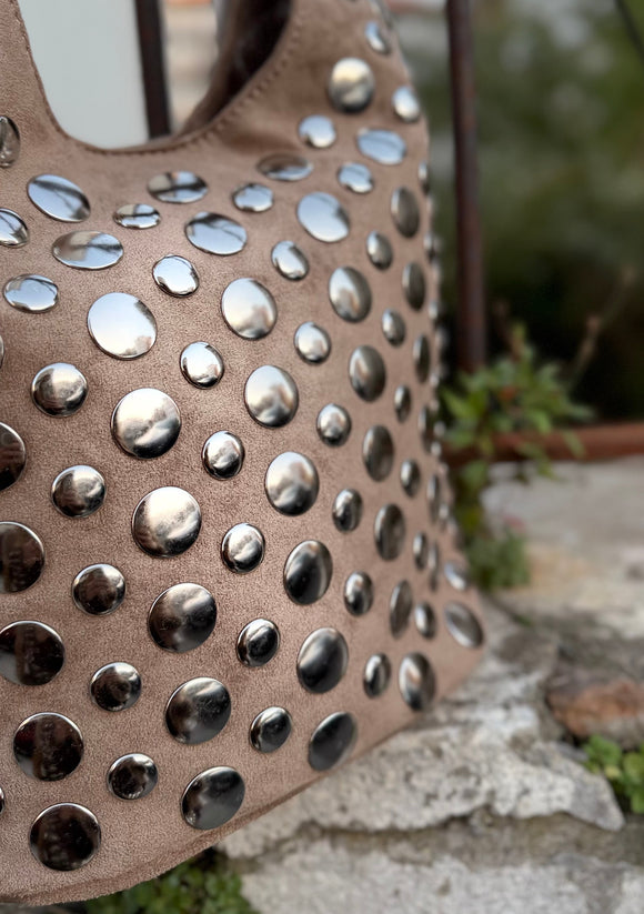 🤍 Sac seau taupe à clous – Le plus sage (mais pas trop)