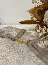 ✨ Foulard carré à aimant – L’élégance facile au quotidien