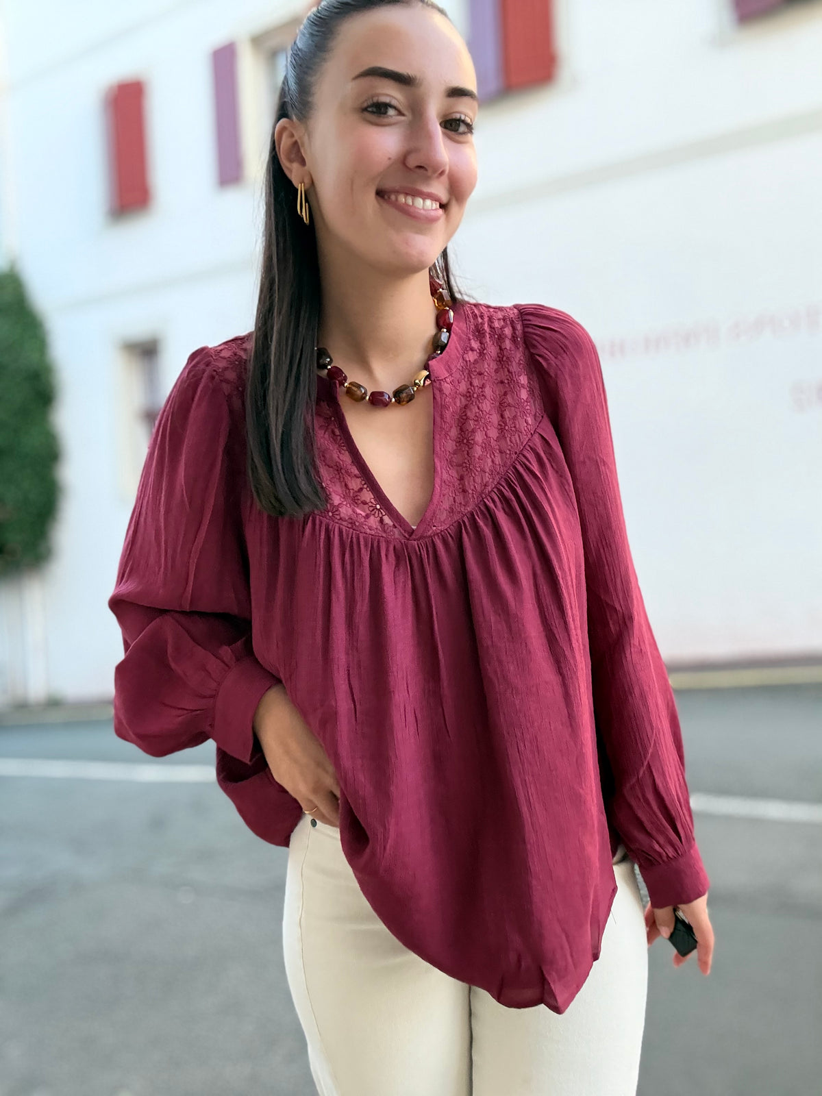 Blouse bordeaux fluide à broderie ajourée et col V