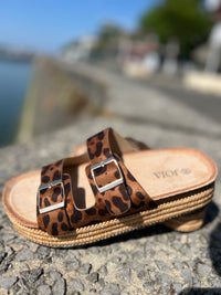 Mules Femme Imprimé Léopard – Triple Bride Boucles Dorées & Semelle Raphia Plateforme