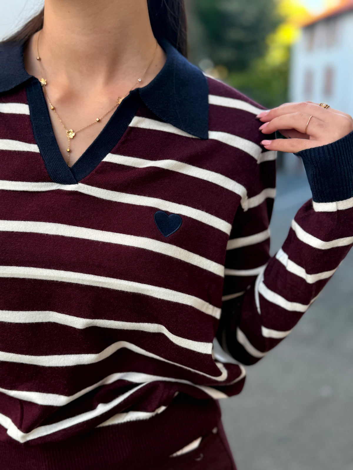 Pull femme col polo rayé bordeaux et crème – cœur brodé
