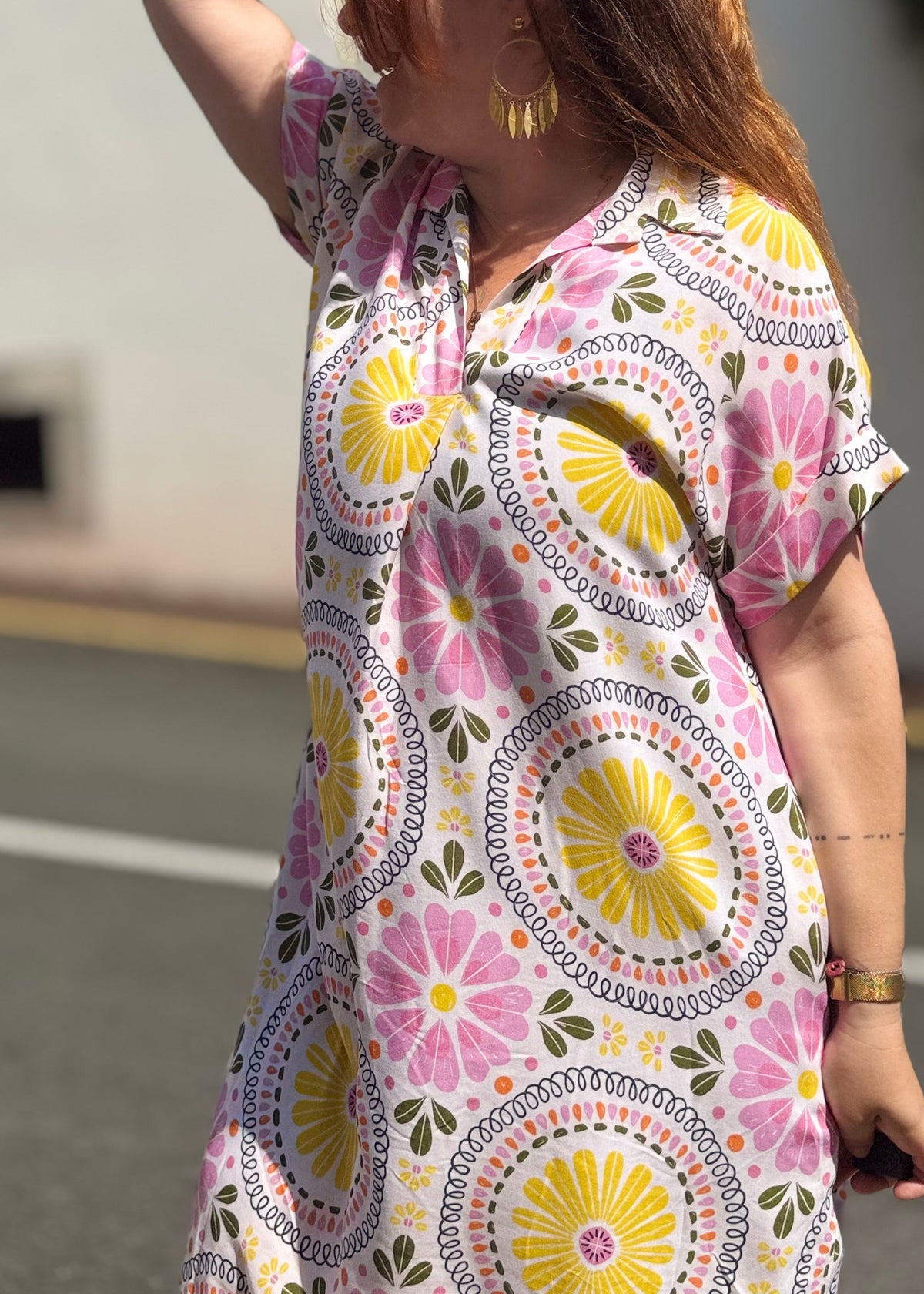 Robe imprimée fleurie rose et jaune – vue de profil
