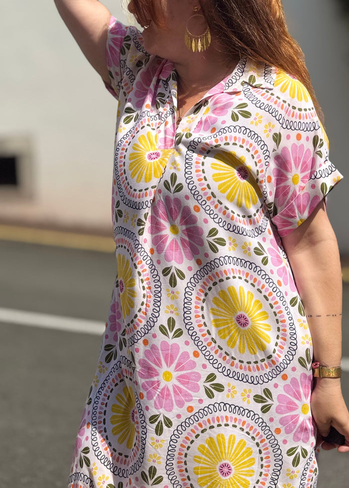 Robe imprimée fleurie rose et jaune – vue de profil
