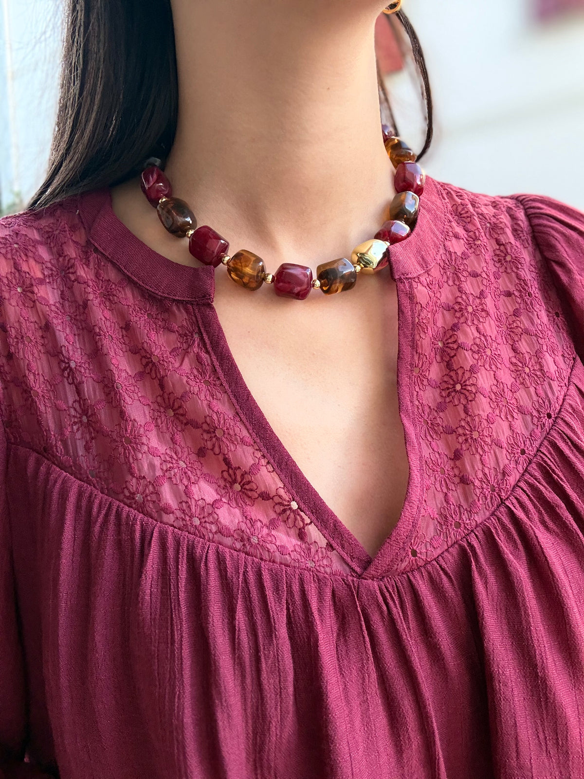 Blouse bordeaux fluide à broderie ajourée et col V