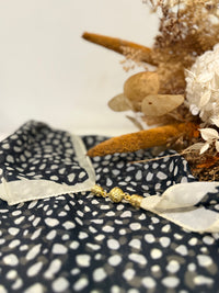 ✨ Foulard carré à aimant – L’élégance facile au quotidien