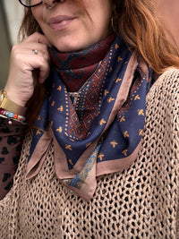 Foulard carré femme imprimé en viscose – 85 × 85 cm
