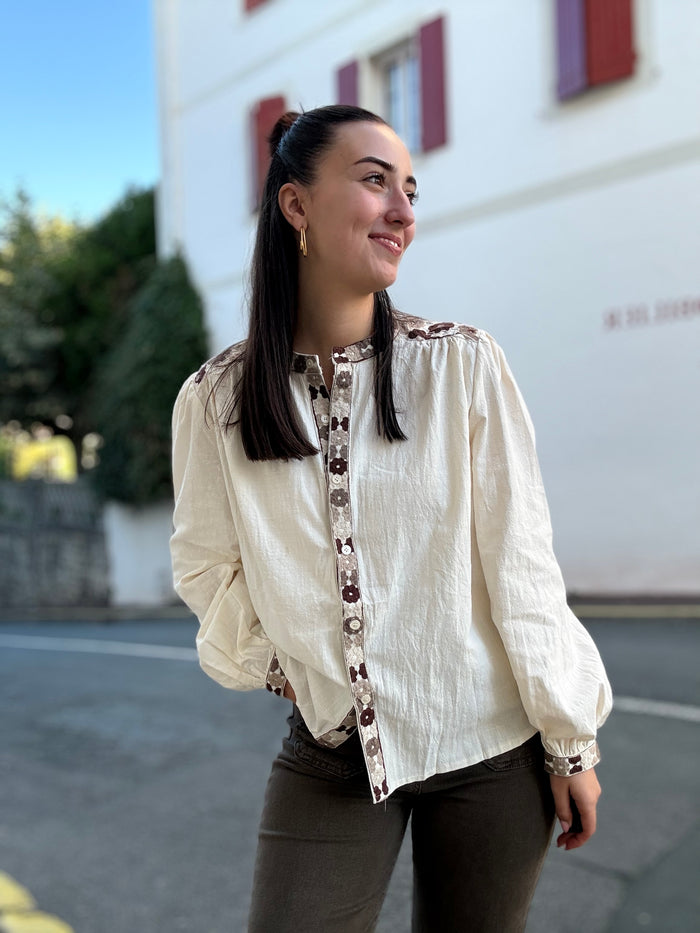 Chemise écrue brodée femme en coton, fleurs marron et taupe