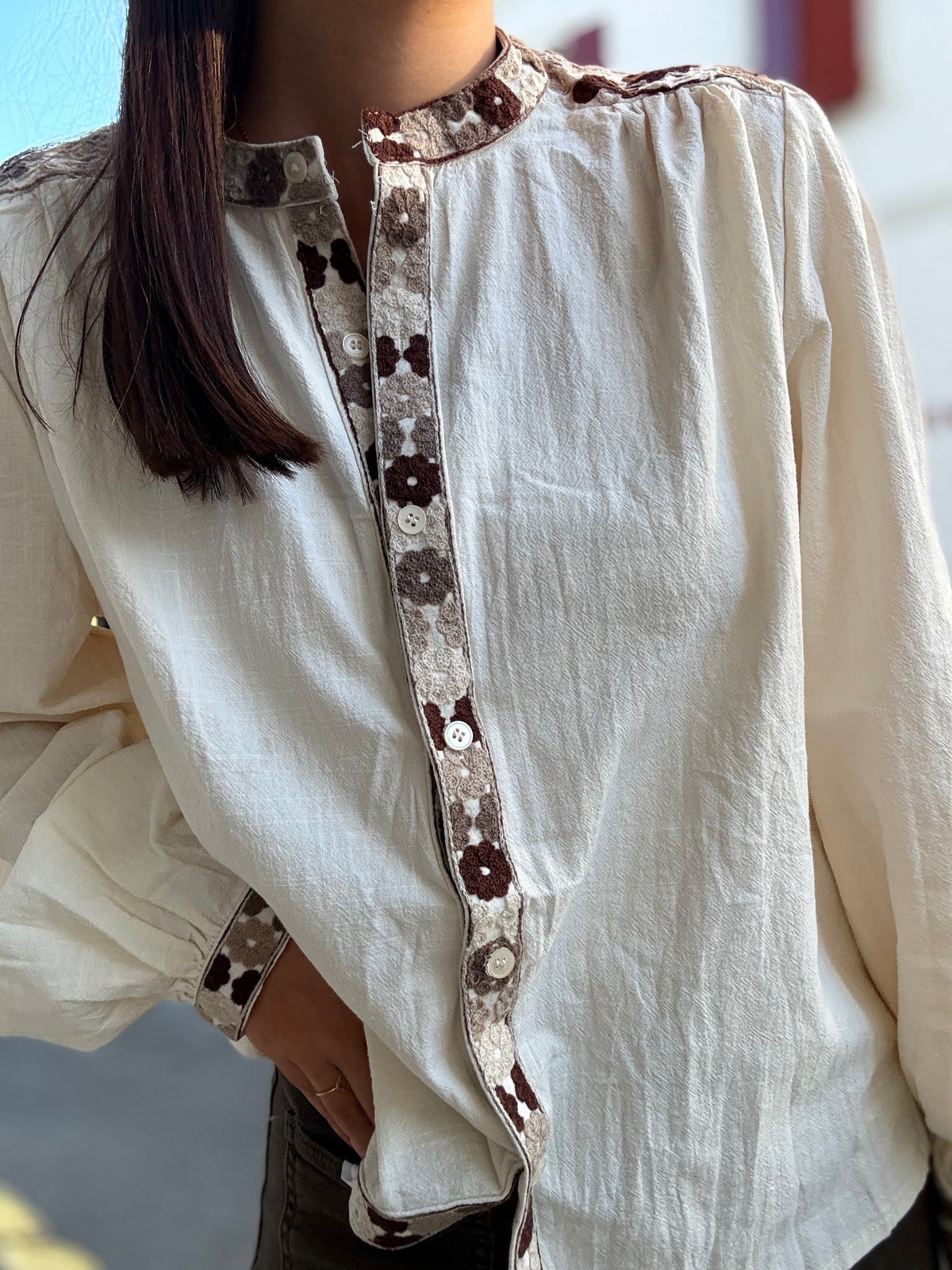 Chemise écrue brodée femme en coton, fleurs marron et taupe