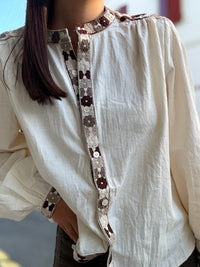 Chemise écrue brodée femme en coton, fleurs marron et taupe