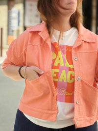 Veste chemise oversize corail portée avec jean - Modadom
