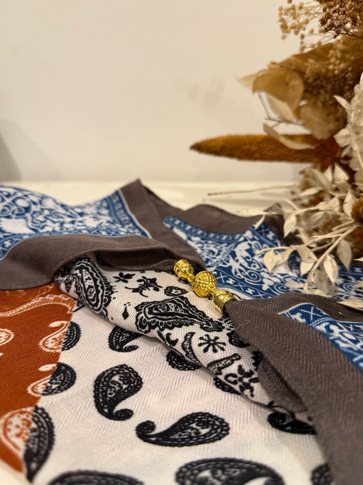 ✨ Foulard carré à aimant – L’élégance facile au quotidien