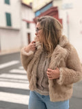 🧸 la fausse fourrure taupe canon – look chic & cosy