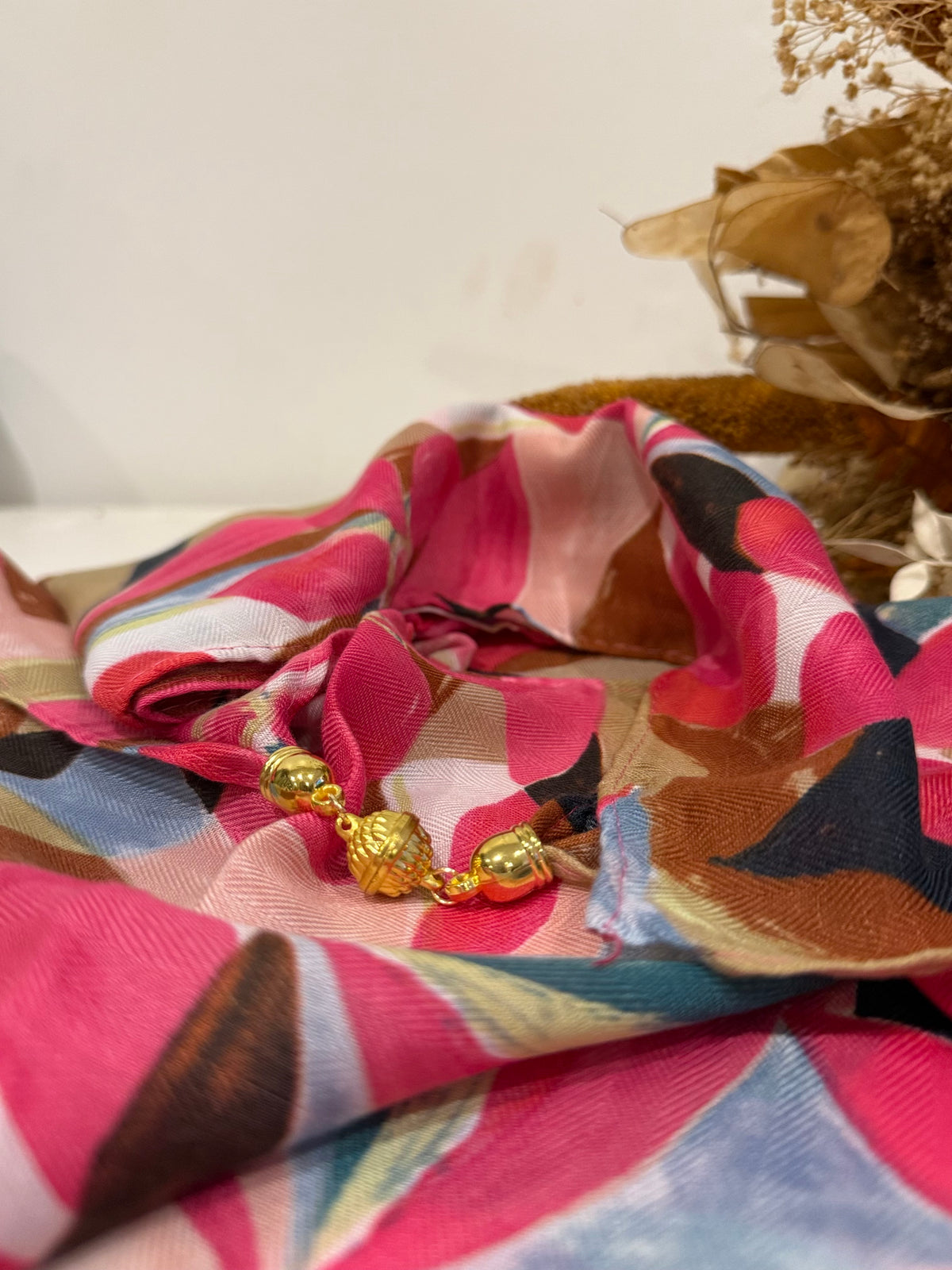 ✨ Foulard carré à aimant – L’élégance facile au quotidien