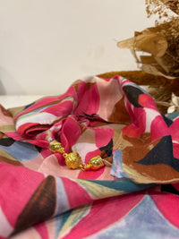 ✨ Foulard carré à aimant – L’élégance facile au quotidien