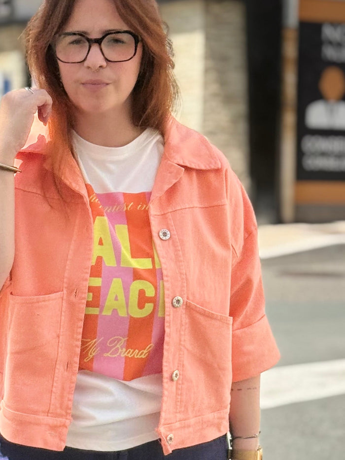Veste chemise oversize manches courtes corail portée ouverte sur t-shirt - Modadom