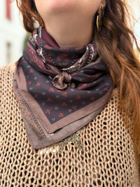 Foulard carré femme imprimé en viscose – 85 × 85 cm