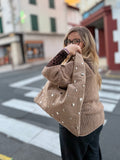🤎 Sac allongé taupe à clous – Douceur et caractère