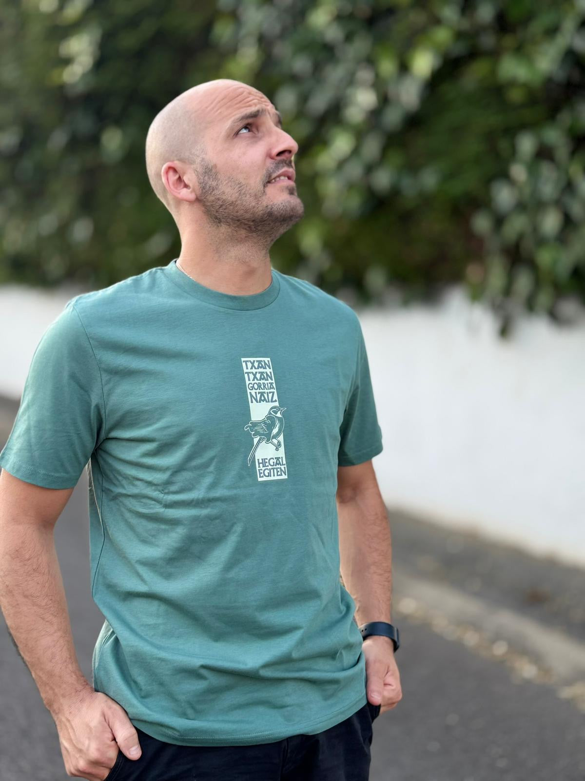 T-shirt TXANTXAN EZ KEXA Vert olive – Coton Bio Ultra Doux | Marque Basque de Sare