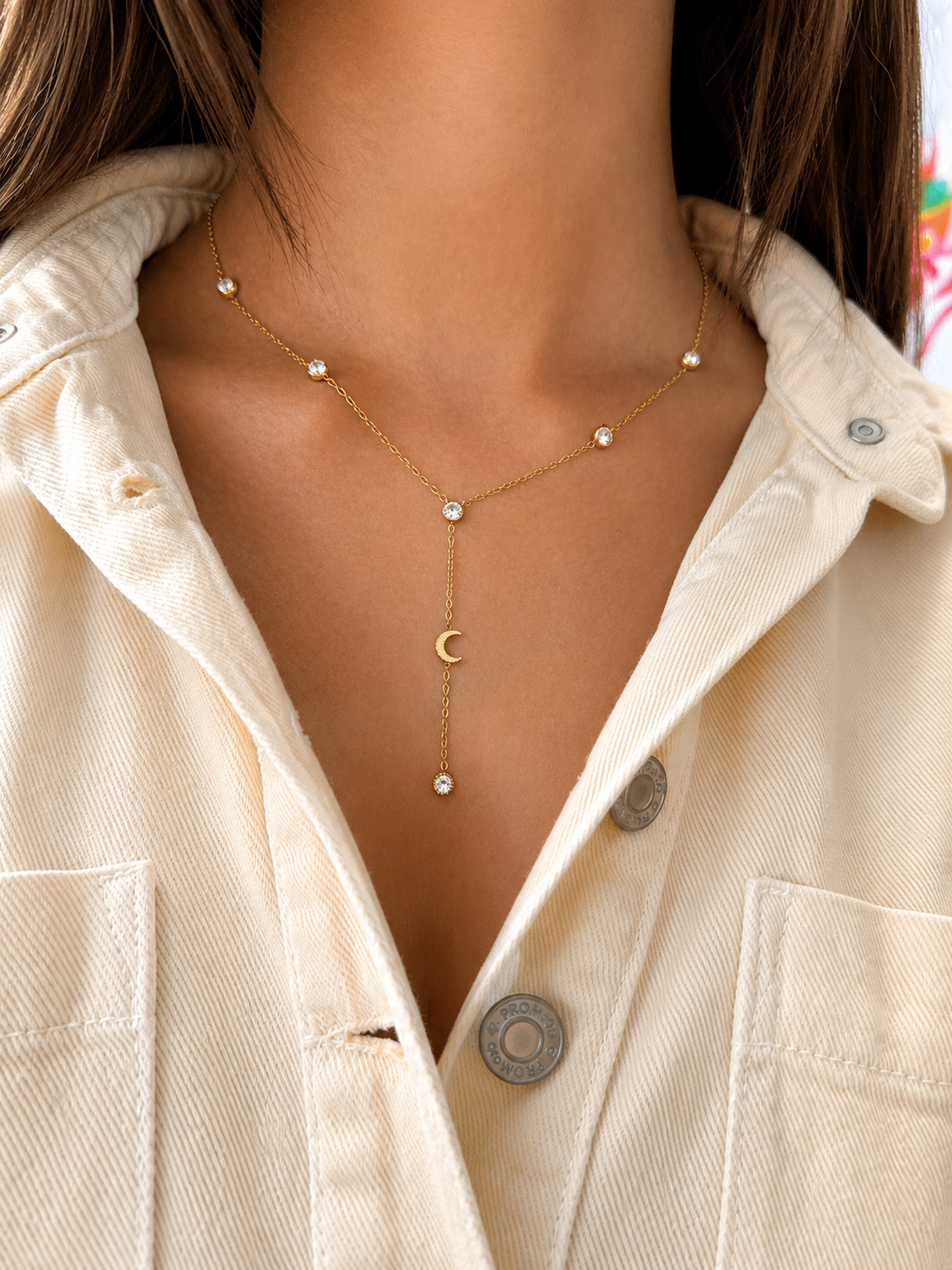 Collier en Y lune et cristaux doré – vue de face portée