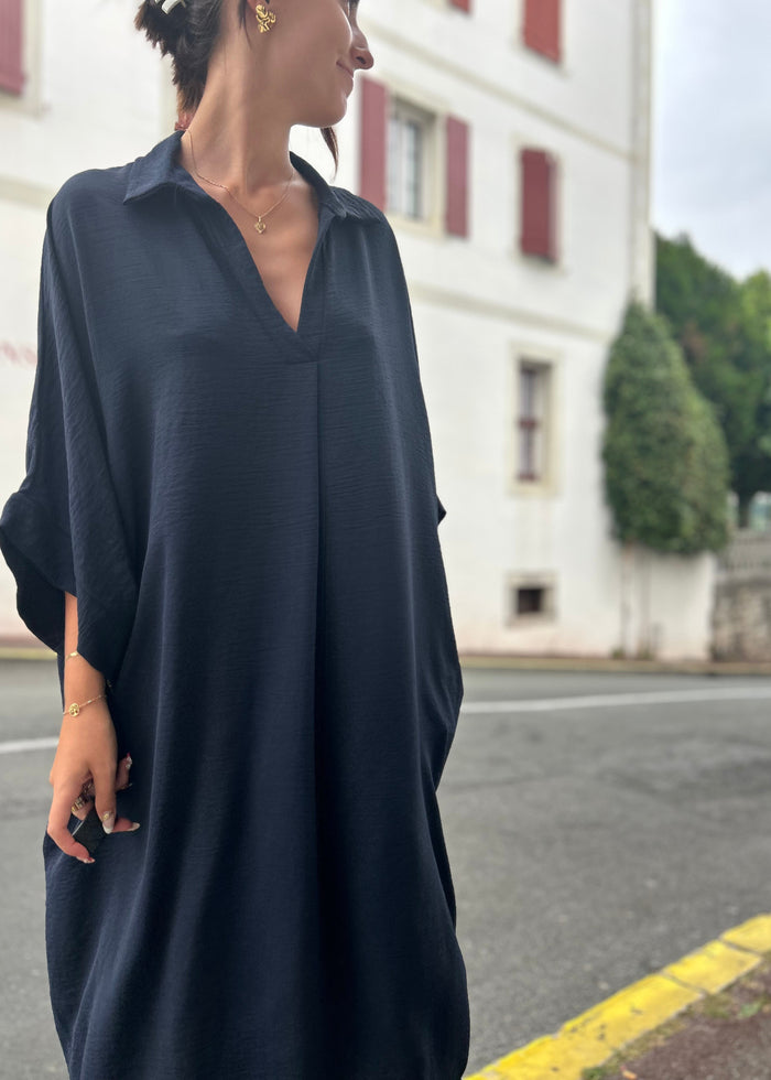 Robe oversize col V coloris marine – vue de profil