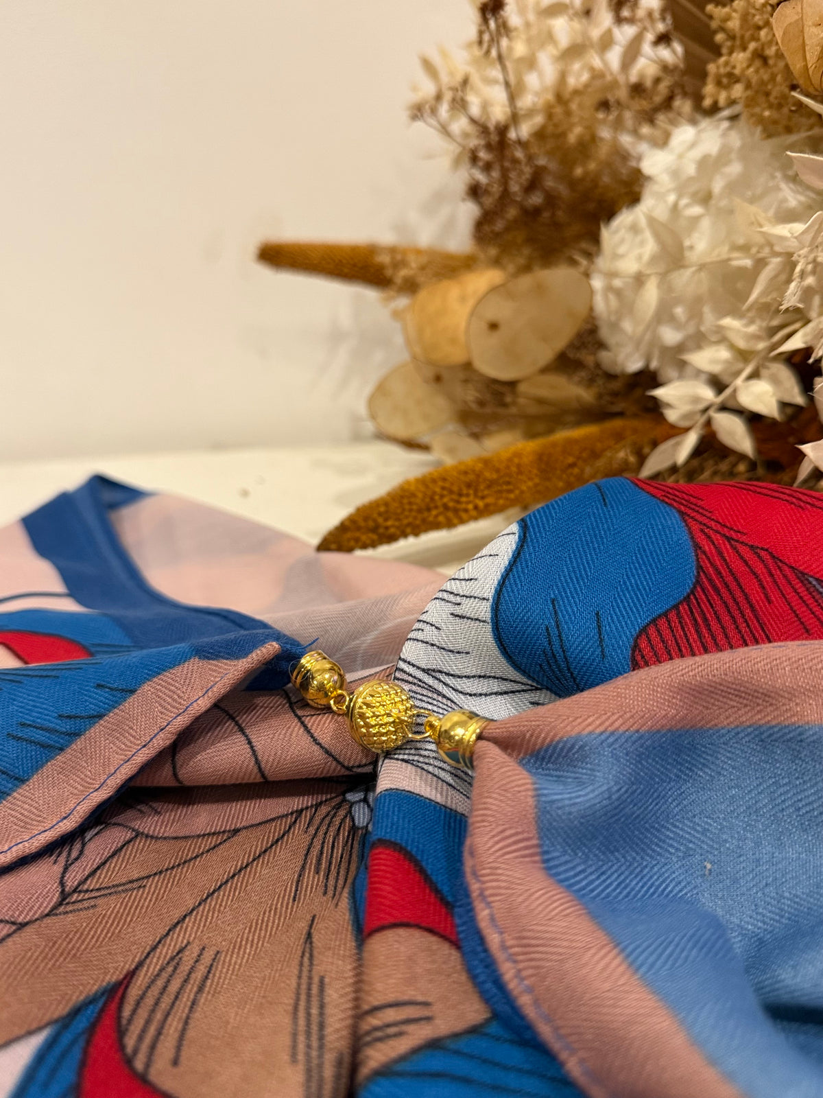✨ Foulard carré à aimant – L’élégance facile au quotidien