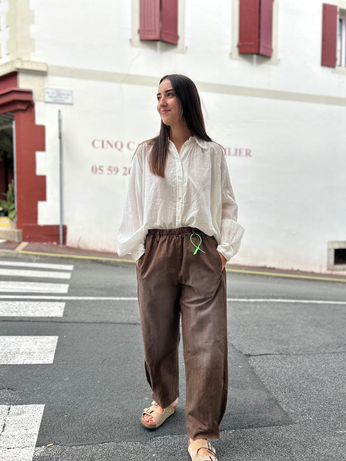 Pantalon ballon Banditas coloris chocolat – détail taille élastique