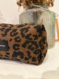 🐆 Trousse léopard en velours côtelé – L’indispensable audacieuse