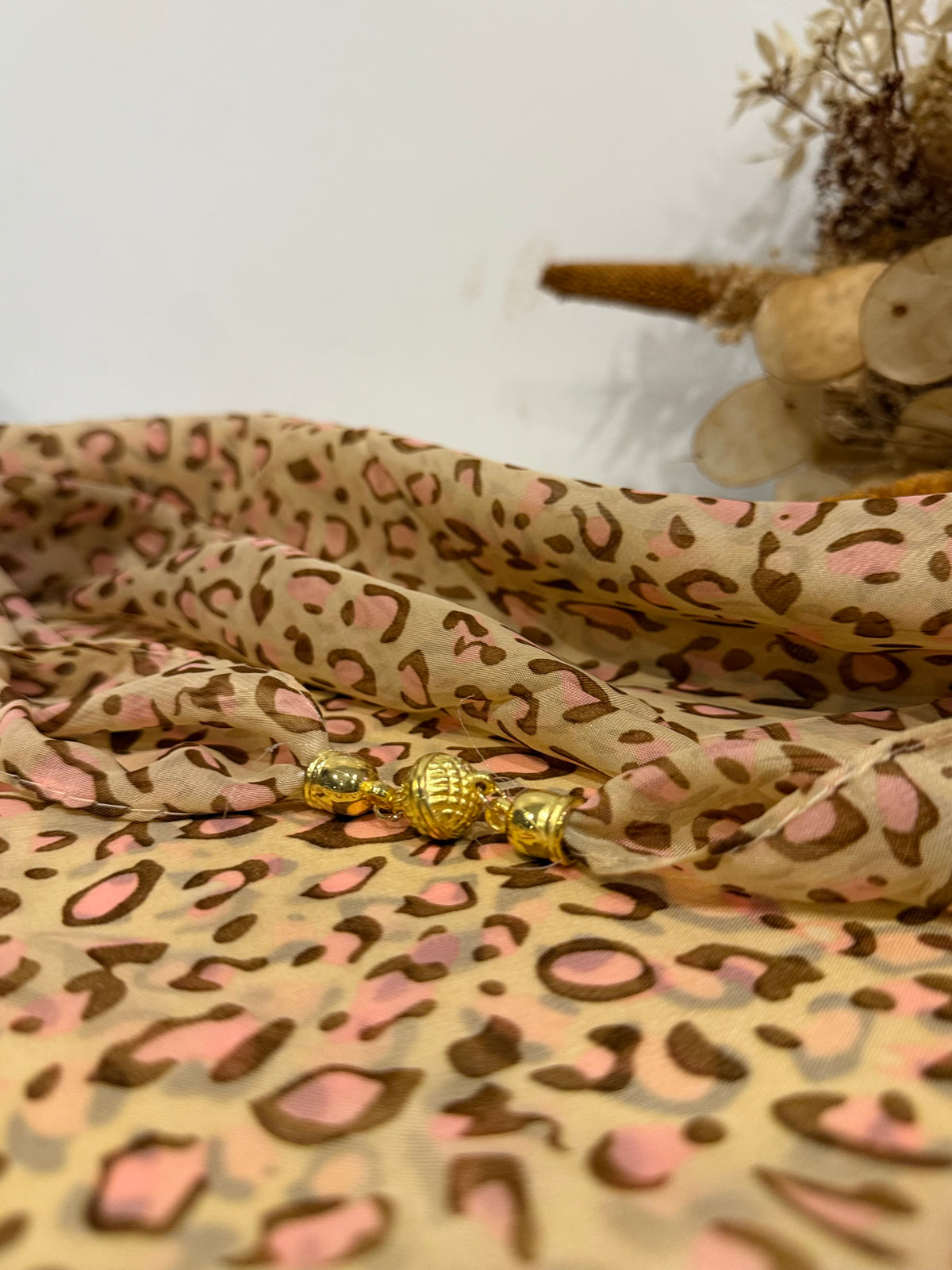 ✨ Foulard carré à aimant – L’élégance facile au quotidien