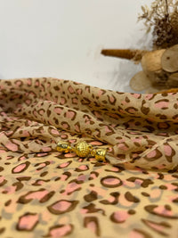 ✨ Foulard carré à aimant – L’élégance facile au quotidien