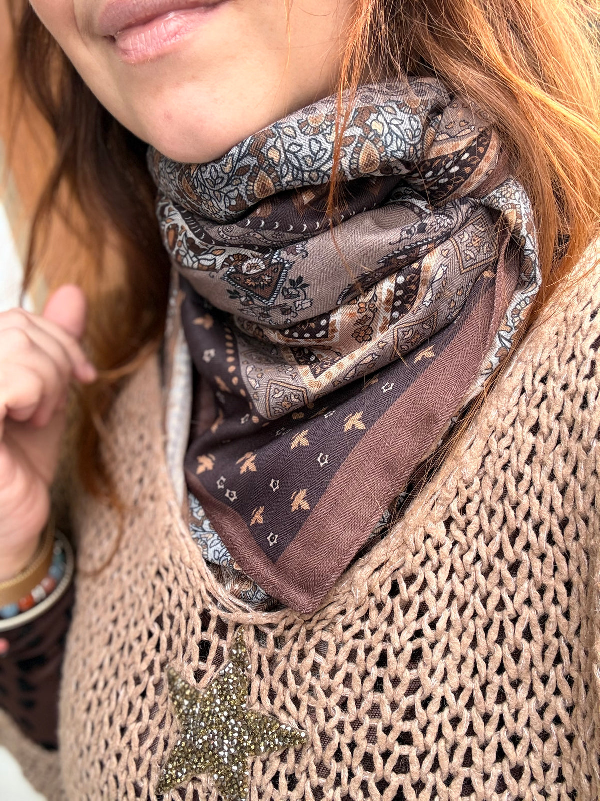 Foulard carré femme imprimé en viscose – 85 × 85 cm