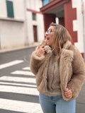 🧸 la fausse fourrure taupe canon – look chic & cosy