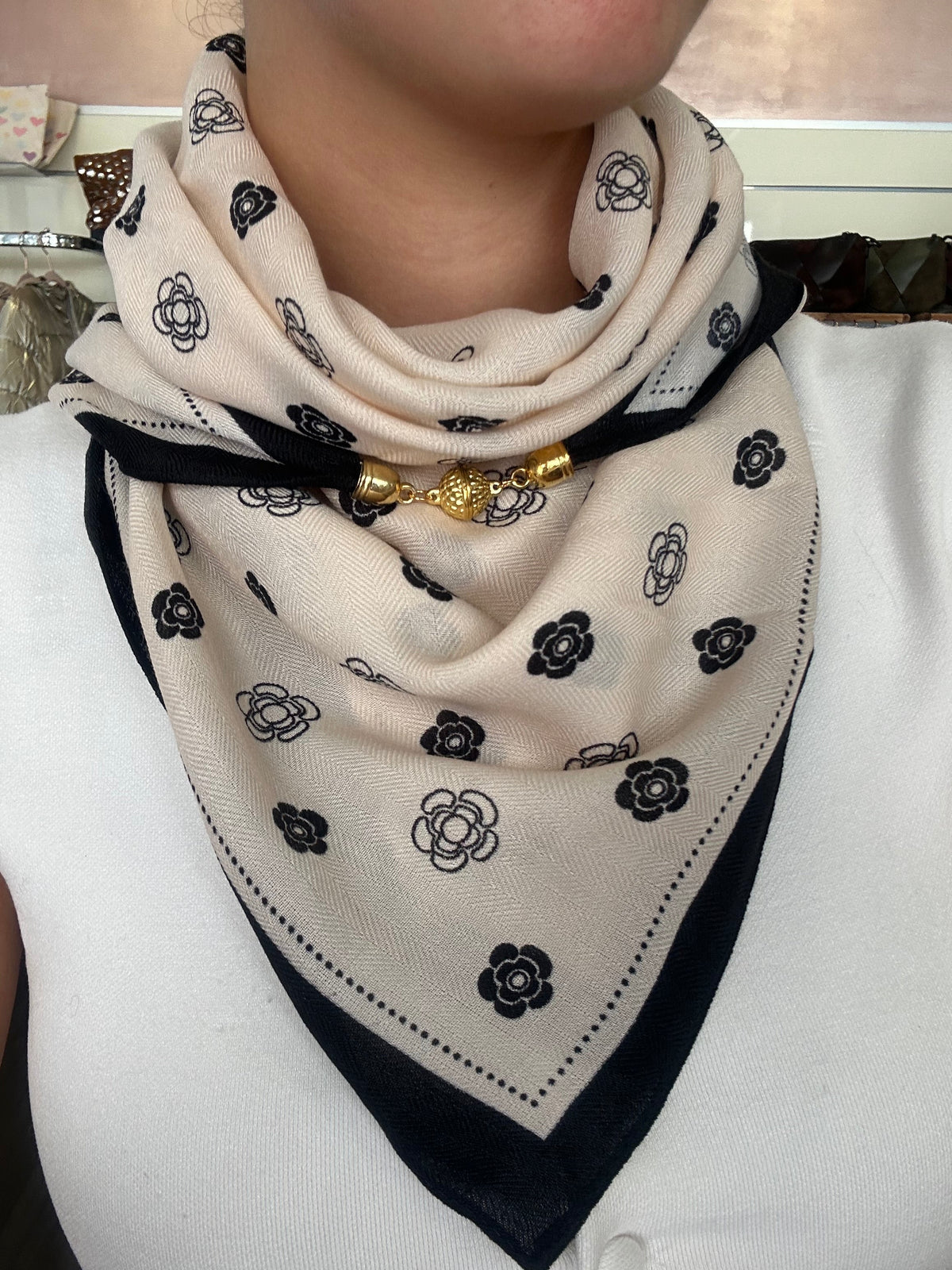 Foulard Aimant Magnétique – Touche Chic & Pratique