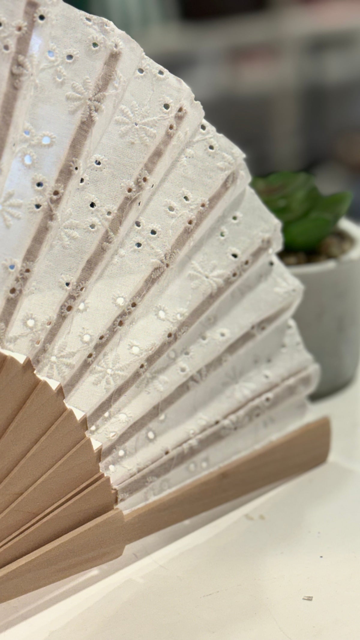 Éventail en bois dentelle anglaise