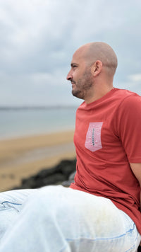 T-shirt Sakela EZ KEXA Terracota – Coton Ultra Doux | Marque Basque