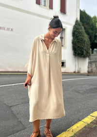 Robe oversize col V coloris sable – vue de profil longueur midi