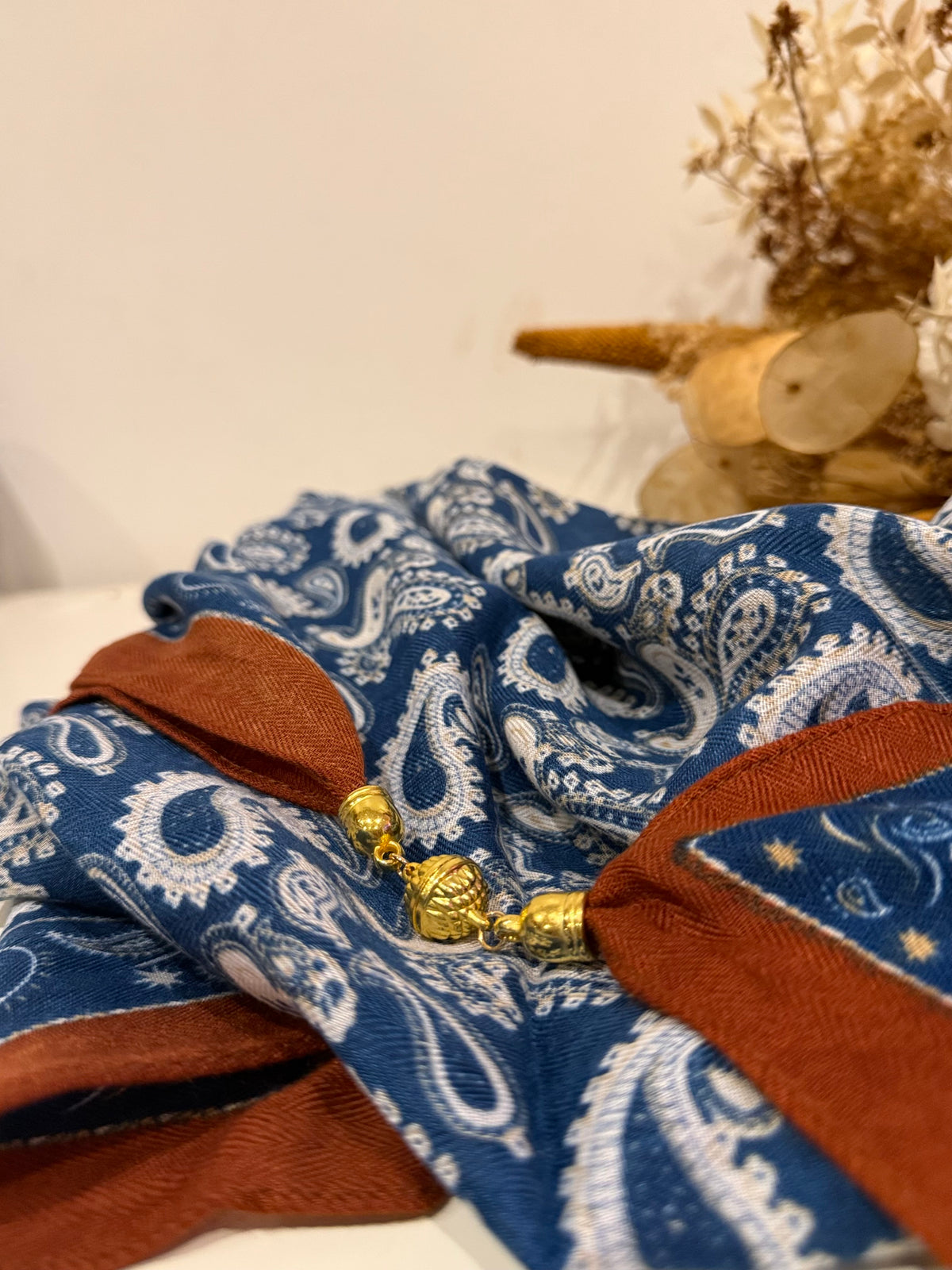 ✨ Foulard carré à aimant – L’élégance facile au quotidien