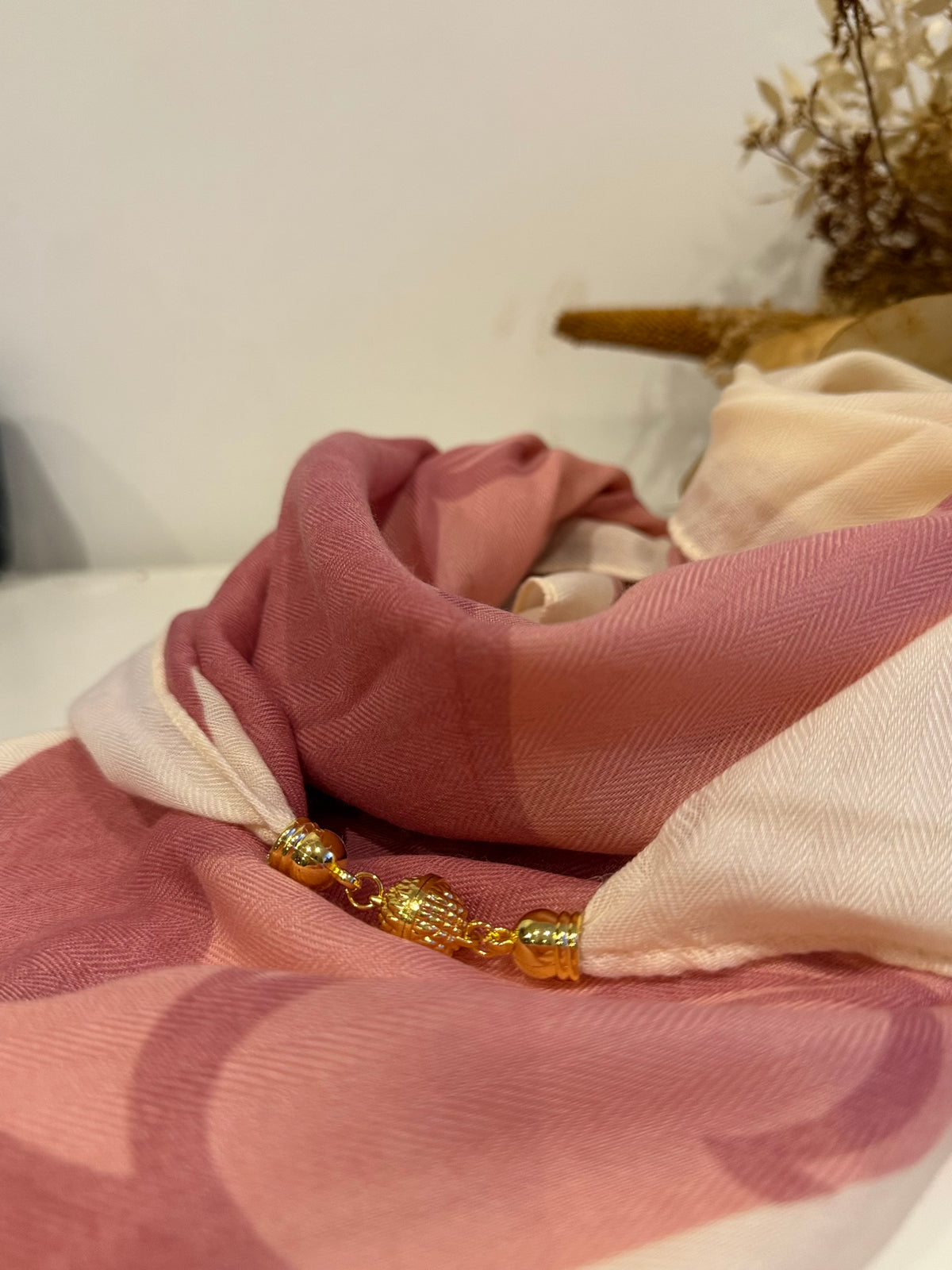✨ Foulard carré à aimant – L’élégance facile au quotidien